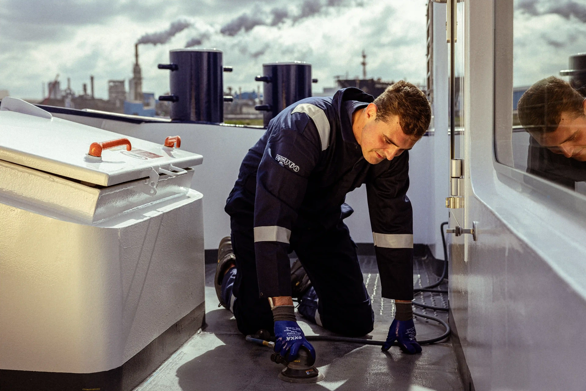 Milan Romano Vliek aan boord van een schip